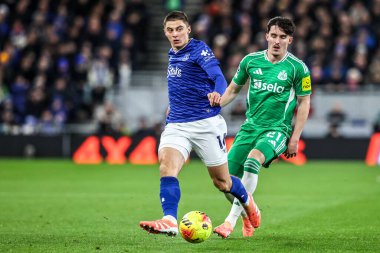 Everton 'dan Vitaliy Mykolenko, Premier League maçında Everton-Newcastle United maçında Everton kalecisi Jordan Pickford' a pas veriyor. 