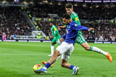 Everton 'dan Iliman Ndiaye, İngiltere' nin Liverpool şehrindeki Hill Dickinson Stadyumu 'nda oynanan Premier League maçı sırasında topu temizliyor. 