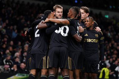 Fulham oyuncuları Premier Lig maçında Tottenham Hotspur 'un Fulham' a karşı oynadığı Tottenham Hotspur Stadyumu 'nda 29 Kasım 2025' te 0-1 öne geçtiler. 