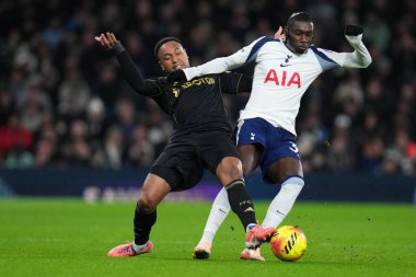 Tottenham Hotspur 'dan Randal Kolo Muani ve Fulham Ligi' nden Kenny Tete Premier Lig karşılaşmasında Tottenham Hotspur Fulham 'a karşı Tottenham Hotspur Stadyumu, Londra, Birleşik Krallık, 29 Kasım 2025 