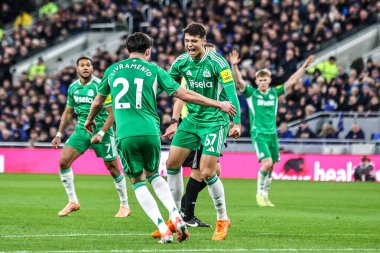 Newcastle United takımından Lewis Miley, Premier League maçı Everton - Newcastle United maçında 29 Kasım 2025 'te Liverpool' daki Hill Dickinson Stadyumu 'nda 0-2' lik galibiyetini kutluyor. 