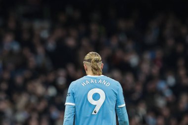 Manchester City ile Leeds United arasındaki Premier League maçında Manchester City 'den Erling Haaland' ın gömleği 29 Kasım 2025 'te Etihad Stadyumu' nda giyildi. 