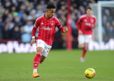 Nottingham Ormanı 'ndan Omari Hutchinson, 30 Kasım 2025' te Nottingham Forest, Brighton ve Hove Albion 'a karşı oynadığı Premier League maçında topu bırakıyor. 