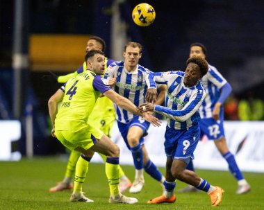 Preston North End 'den Ben Whiteman ve Sheffield' den Jamal Lowe, 29 Kasım 2025 'te İngiltere' nin başkenti Sheffield 'da oynanan ve Çarşamba günü oynanan Gökyüzü İddia Şampiyonası maçında top için mücadele ediyorlar. 