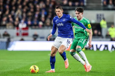 Everton 'dan Vitaliy Mykolenko, İngiltere' nin Liverpool şehrindeki Hill Dickinson Stadyumu 'nda oynanan Premier League maçı Everton' a karşı Newcastle United maçında topa vuruyor. 