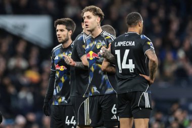 Leeds United takımından Joe Rodon, Manchester City 'nin 29 Kasım 2025' te Etihad Stadyumu 'nda oynanan Premier League maçında serbest atış yaparken duvarı bir arada tutuyor.  