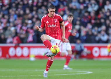 Nottingham Ormanı 'ndan Nikola Milenkoviç, 30 Kasım 2025' te İngiltere 'nin Nottingham kentinde oynanan Premier Lig karşılaşmasında Nottingham Forest, Brighton ve Hove Albion' a karşı oynadığı maçta pas attı. 