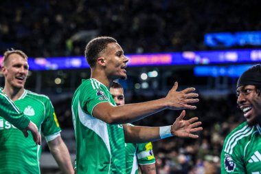 Newcastle United takımından Malick Thiaw, İngiltere 'nin Liverpool şehrindeki Hill Dickinson Stadyumu' nda oynanan Premier League maçı Everton - Newcastle United maçında 0-4 'lük galibiyetini kutluyor. 