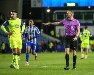 Hakem Oliver Langford, Sheffield Wednesday 'i 29 Kasım 2025' te İngiltere 'nin Hillsborough kentinde oynanan Sheffield Wednesday-Preston North End maçında penaltıyla ödüllendirdi. 