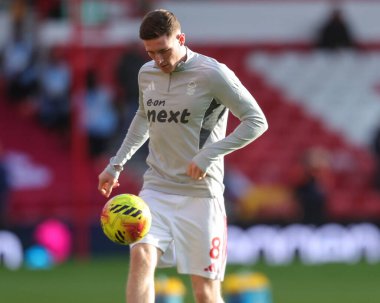 Nottingham Ormanı 'ndan Elliot Anderson Premier League maçında ısınma turunda Nottingham Forest, Brighton ve Hove Albion' a karşı City Ground, Nottingham, İngiltere 'de 30 Kasım 2025 
