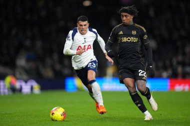 Tottenham Hotspur 'dan Pedro Porro, Premier League maçında Tottenham Hotspur' a karşı Fulham maçında Fulham 'lı Kevin' ı kovaladı. 