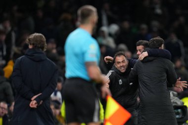 Fulham 'ın Marco Silva teknik direktörü Tottenham Hotspur' un Thomas Frank teknik direktörü Tottenham Hotspur 'a karşı Fulham maçında kazandığı galibiyeti kutluyor. Tottenham Hotspur' a karşı Fulham Stadyumu, Londra, 29 Kasım 2025 