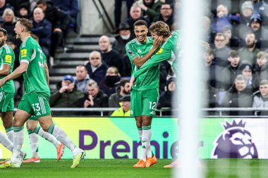 Newcastle United takımından Malick Thiaw, İngiltere 'nin Liverpool şehrindeki Hill Dickinson Stadyumu' nda oynanan Premier League maçı Everton - Newcastle United maçında 0-1 'lik galibiyetini kutluyor. 