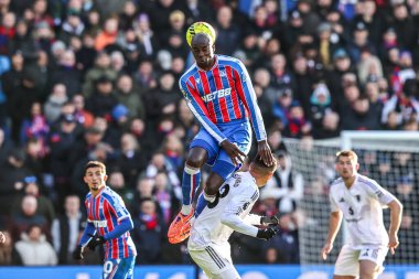 Kristal Saray 'dan Jean-Philippe Mateta, 30 Kasım 2025' te İngiltere 'nin Selhurst Park kentinde oynanan Premier Lig maçı sırasında Manchester United' a karşı yüksek topu kazanmak için sıçradı.  