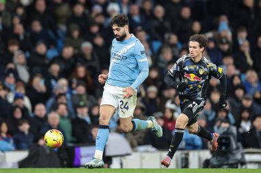 Manchester City 'den Josko Gvardiol 29 Kasım 2025 tarihinde Etihad Stadyumu' nda oynanan Premier Lig karşılaşmasında Leeds United takımından Brenden Aaronson 'ın attığı topla mola verdi. 