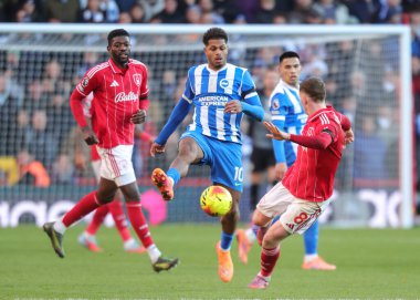 Nottingham Ormanı 'ndan Elliot Anderson Premier Lig maçı sırasında Nottingham Forest, Brighton ve Hove Albion' a karşı City Ground, Nottingham, İngiltere 'de 30 Kasım 2025' de pas attı. 