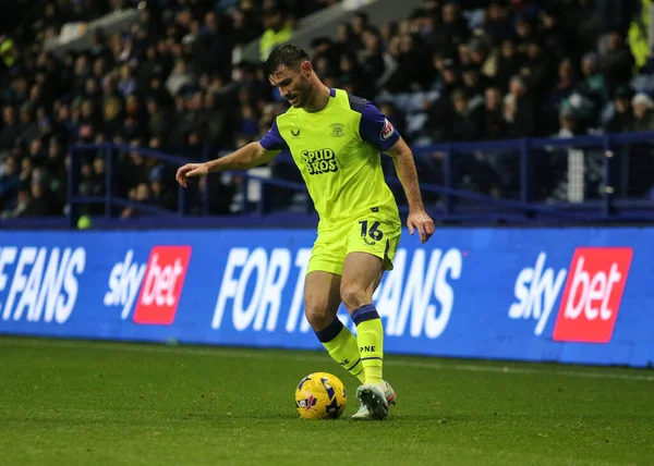 Preston North End 'den Andrew Hughes, 29 Kasım 2025' te İngiltere 'nin Hillsborough kentinde oynanan Sheffield Wednesday' in Preston North End 'e karşı oynadığı Sky Bet Şampiyonası maçında topun üzerinde. 