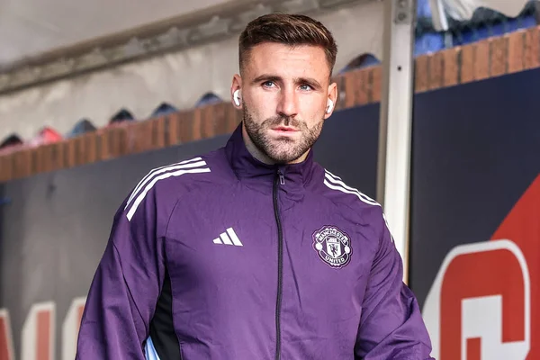 Manchester United takımından Luke Shaw, 30 Kasım 2025 'te İngiltere' nin başkenti Londra 'daki Selhurst Park' ta oynanan Crystal Palace - Manchester United maçı sırasında geldi. 