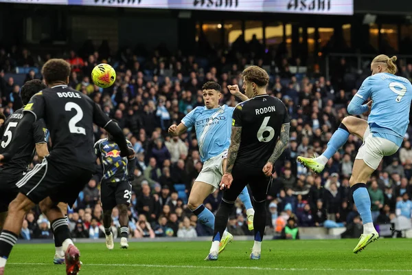 Manchester City 'den Phil Foden, Manchester City ile Leeds United arasındaki Premier League maçında 29 Kasım 2025 tarihinde Etihad Stadyumu' nda 1-0 berabere kaldı. 