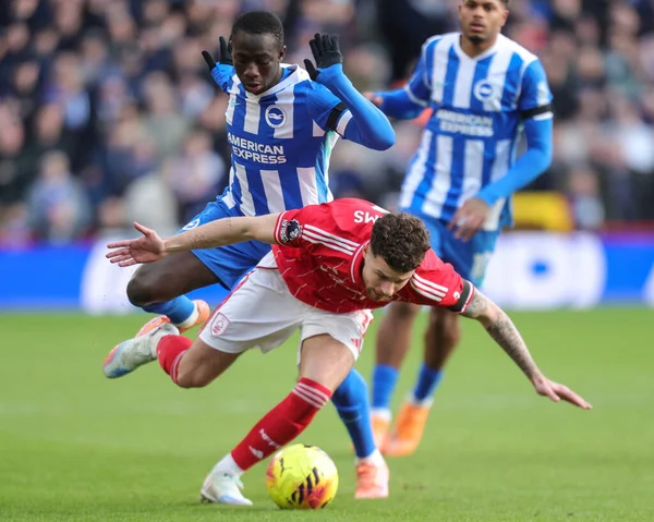 Nottingham Ormanı 'ndan Neco Williams, Brighton & Hove Albion takımından Yankuba Minteh tarafından 30 Kasım 2025' te Nottingham Forest 'a karşı Brighton ve Hove Albion City Ground, Nottingham, İngiltere' de oynanan maçta faul yaptı. 