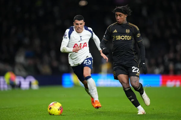 Tottenham Hotspur 'dan Pedro Porro, Premier League maçında Tottenham Hotspur' a karşı Fulham maçında Fulham 'lı Kevin' ı kovaladı. 