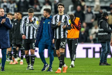 Newcastle United takımından Lewis Miley, Premier League maçından sonra St. James 's Park, Newcastle, İngiltere' de oynanan Tottenham Hotspur maçında taraftarları alkışlıyor. 