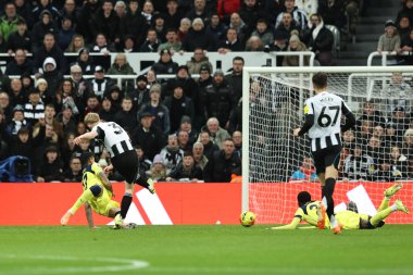 An early opportunity for Lewis Hall of Newcastle United during the Premier League match Newcastle United vs Tottenham Hotspur at St. James's Park, Newcastle, United Kingdom, 2nd December 2025 