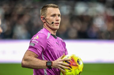 Hakem Thomas Bramall Premier Lig maçı sırasında St.James 's Park, Newcastle, 2 Aralık 2025' te oynanan Tottenham Hotspur maçında sahaya çıkıyor. 