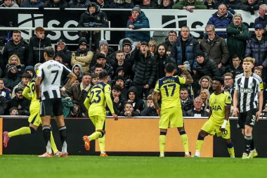 Tottenham Hotspur 'dan Cristian Romero, Premier Lig maçı Newcastle United ile Tottenham Hotspur maçında 2 Aralık 2025' te St. James 's Park, Newcastle' da 1-1 kazanma hedefini kutluyor. 