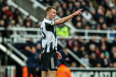 Newcastle United 'dan Dan Burn, Premier Lig maçı sırasında takımına talimatlar veriyor. 2 Aralık 2025' te St. James 's Park, Newcastle' da Newcastle 'a karşı Tottenham Hotspur maçında. 