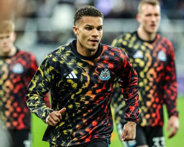 Newcastle United takımından Malick Thiaw, Premier League maçı sırasında St. James 's Park, Newcastle, İngiltere' de oynanan Tottenham Hotspur maçında ısınma turunda 2 Aralık 2025 
