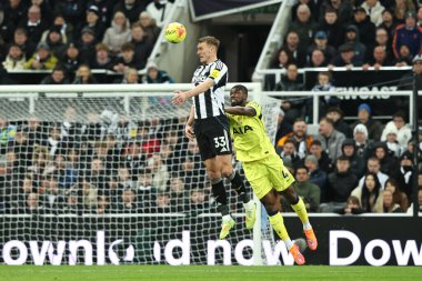 Newcastle United takımından Dan Burn, 2 Aralık 2025 'te St. James' s Park, Newcastle, İngiltere 'de oynanan Premier League maçı Newcastle United ile Tottenham Hotspur maçında yüksek topu kazandı. 