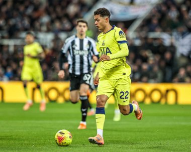 Tottenham Hotspur 'dan Brennan Johnson, Premier League maçı Newcastle United ile St. James' s Park, Newcastle, İngiltere 'de 2 Aralık 2025' te oynanan Tottenham Hotspur maçında topa vurdu. 