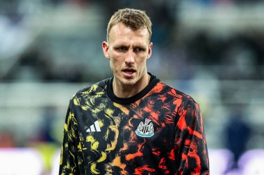 Newcastle United takımından Dan Burn, Premier League maçı sırasında St. James 's Park, Newcastle, İngiltere' de oynanan Tottenham Hotspur maçında ısınma turunda 2 Aralık 2025 