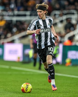 Newcastle United takımından Anthony Gordon 2 Aralık 2025 'te St. James' s Park, Newcastle, İngiltere 'de oynanan Premier League karşılaşmasında Tottenham Hotspur' a karşı oynamıştır. 