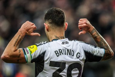 Newcastle United takımından Bruno Guimares, Premier League maçı Newcastle United 'ın Tottenham Hotspur' a karşı oynadığı 2 Aralık 2025 'te St.James' s Park, Newcastle, İngiltere 'de 1-0 kazanma hedefini kutluyor. 