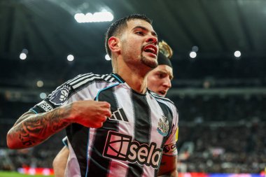 Newcastle United takımından Bruno Guimares, Premier League maçı Newcastle United 'ın Tottenham Hotspur' a karşı oynadığı 2 Aralık 2025 'te St.James' s Park, Newcastle, İngiltere 'de 1-0 kazanma hedefini kutluyor. 