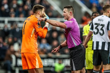 Hakem Thomas Bramall, Premier Lig maçında Tottenham Hotspur kalecisi Guglielmo Vicario 'ya talimat verdi. Newcastle United, Tottenham Hotspur' a karşı St. James 's Park, Newcastle, 2 Aralık 2025 