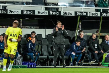 Newcastle United takımının teknik direktörü Eddie Howe, Premier League maçı sırasında St. James 's Park, Newcastle, İngiltere' de oynanan Tottenham Hotspur maçında takımını alkışlıyor. 
