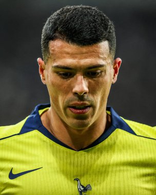 Tottenham Hotspur 'dan Pedro Porro Premier Lig maçı sırasında Newcastle United ile Tottenham Hotspur arasındaki St. James' s Park, Newcastle, 2 Aralık 2025 