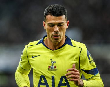 Tottenham Hotspur 'dan Pedro Porro Premier Lig maçı sırasında Newcastle United ile Tottenham Hotspur arasındaki St. James' s Park, Newcastle, 2 Aralık 2025 