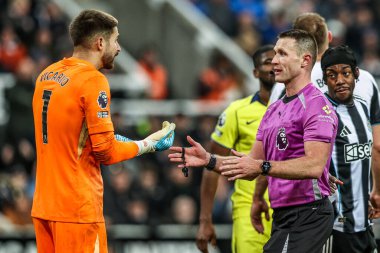 Hakem Thomas Bramall, Premier Lig maçında Tottenham Hotspur kalecisi Guglielmo Vicario 'ya talimat verdi. Newcastle United, Tottenham Hotspur' a karşı St. James 's Park, Newcastle, 2 Aralık 2025 
