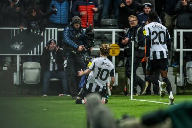 Newcastle United takımından Anthony Gordon, 2 Aralık 2025 'te St. James' s Park, Newcastle, İngiltere 'de oynanan Premier League maçında Tottenham Hotspur' a karşı 2-1 'lik galibiyet golünü kutluyor. 