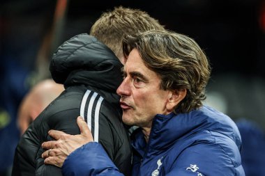 Newcastle United 'ın teknik direktörü Eddie Howe, Premier League maçından önce Tottenham Hotspur' un Thomas Frank teknik direktörünü St. James 's Park, Newcastle, İngiltere' de 2 Aralık 2025 'te oynanan Tottenham United maçında kucakladı. 
