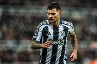 Newcastle United 'dan Bruno Guimares Premier Lig maçı sırasında St.James' s Park, Newcastle, 2 Aralık 2025 'te Newcastle' da Newcastle United ile Tottenham Hotspur maçında 