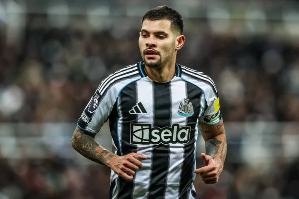 Newcastle United 'dan Bruno Guimares Premier Lig maçı sırasında St.James' s Park, Newcastle, 2 Aralık 2025 'te Newcastle' da Newcastle United ile Tottenham Hotspur maçında 
