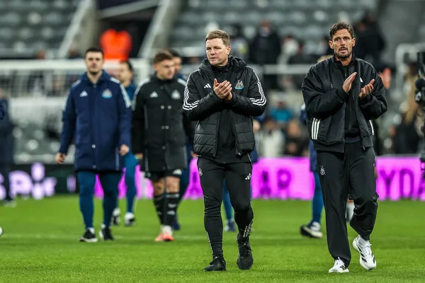 Newcastle United takımının teknik direktörü Eddie Howe, Premier League maçından sonra St. James 's Park, Newcastle, İngiltere' de oynanan Tottenham Hotspur maçında taraftarları alkışlıyor. 