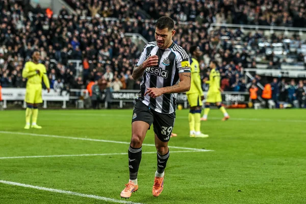 Newcastle United takımından Bruno Guimares, Premier League maçı Newcastle United 'ın Tottenham Hotspur' a karşı oynadığı 2 Aralık 2025 'te St.James' s Park, Newcastle, İngiltere 'de 1-0 kazanma hedefini kutluyor. 