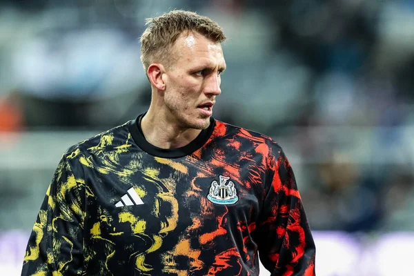 Newcastle United takımından Dan Burn, Premier League maçı sırasında St. James 's Park, Newcastle, İngiltere' de oynanan Tottenham Hotspur maçında ısınma turunda 2 Aralık 2025 