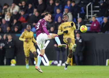 Kristal Saray 'dan Cheick Doucoure, Premier Lig maçı sırasında Burnley, Burnley, İngiltere' de Kristal Saray 'a karşı, 3 Aralık 2025 